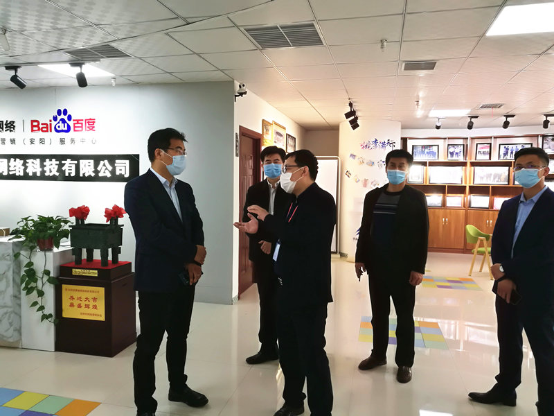安陽市商務局副局長張躍勇，攜同天津伍創(chuàng)電子商務有限公司李富民一行蒞臨安陽青峰網(wǎng)絡參觀指導！！